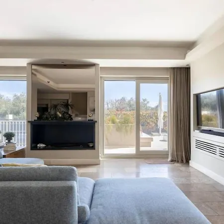 Mediterranean - Style In - 5 Bedrooms, Pool, Garden Lejlighed