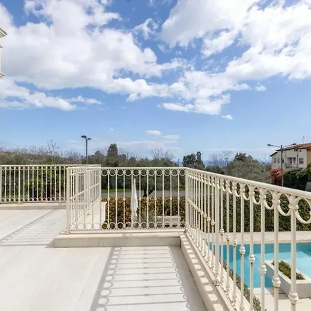 아파트 Mediterranean - Style In - 5 Bedrooms, Pool, Garden 올비아